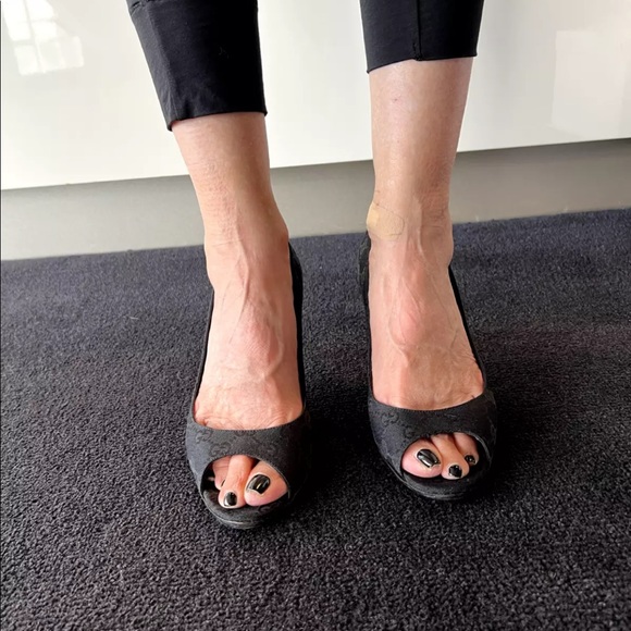 Authentic GUCCI Italy Bamboo Black LOGO Peep Toe Heels IT 39C/9 US - Picture 7 of 12